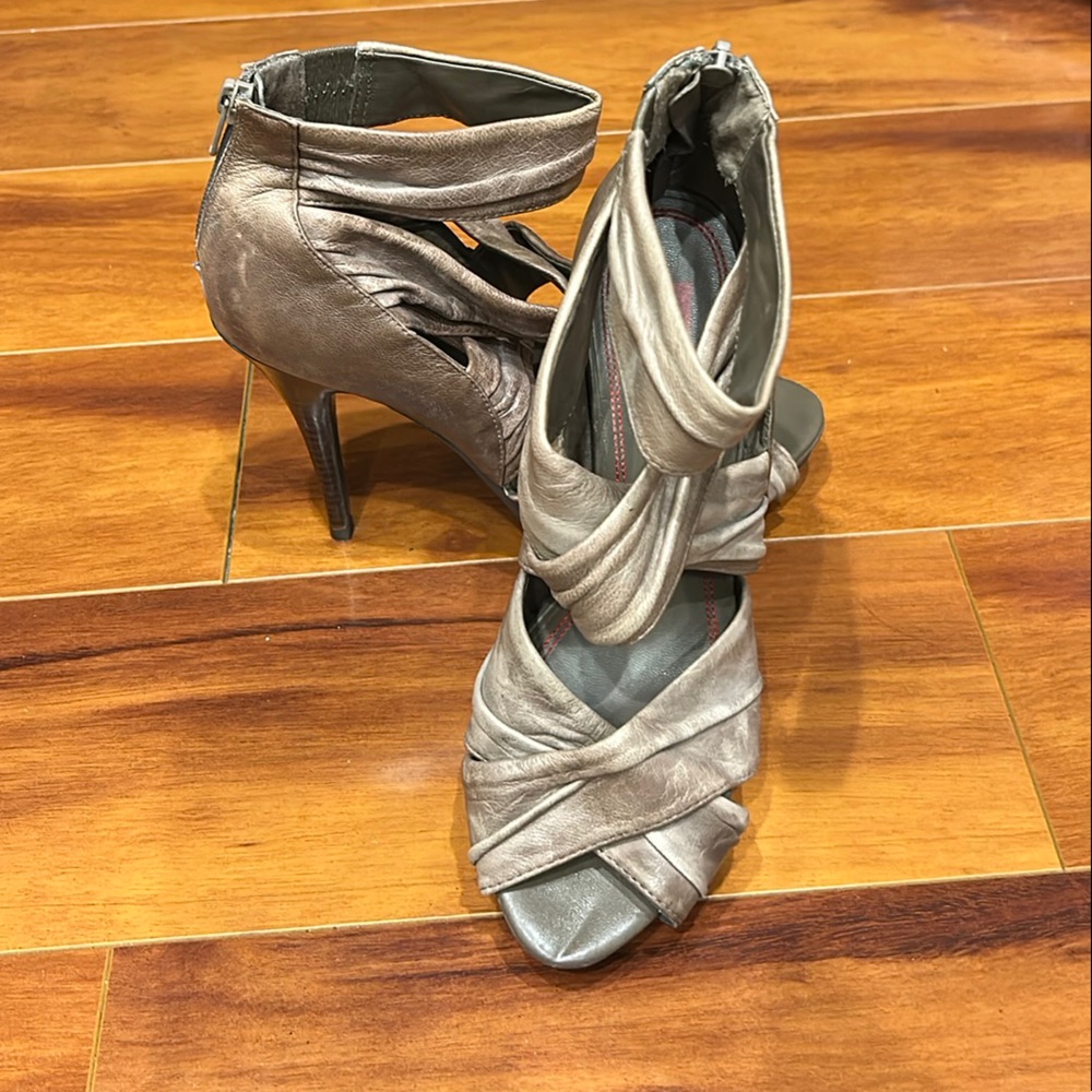 Antiqued Tan Heels with Elegant Design and Comfort